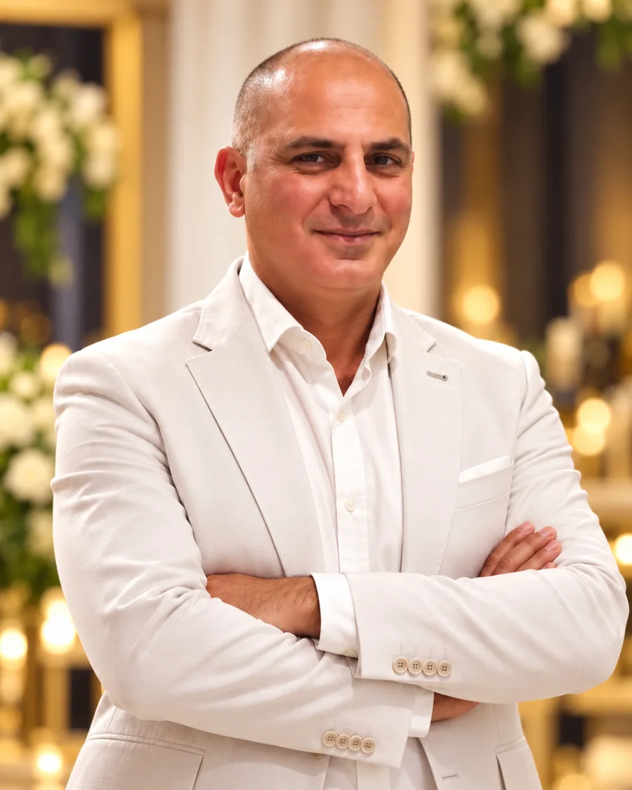 Luigi Barbaro, Hotel Manager e Director of Operations, ritratto professionale in abito chiaro